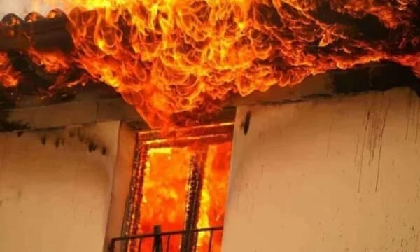 Digjet një shtëpizë dhe një stallë në Madanaj të Gjakovës, Policia jep detaje