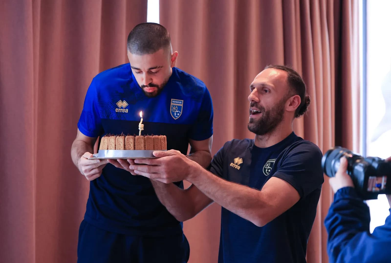 FFK uron Zhegrovën për ditëlindje, e vetmja dëshirë kur fryu qirinjtë – Kupa e Botës!