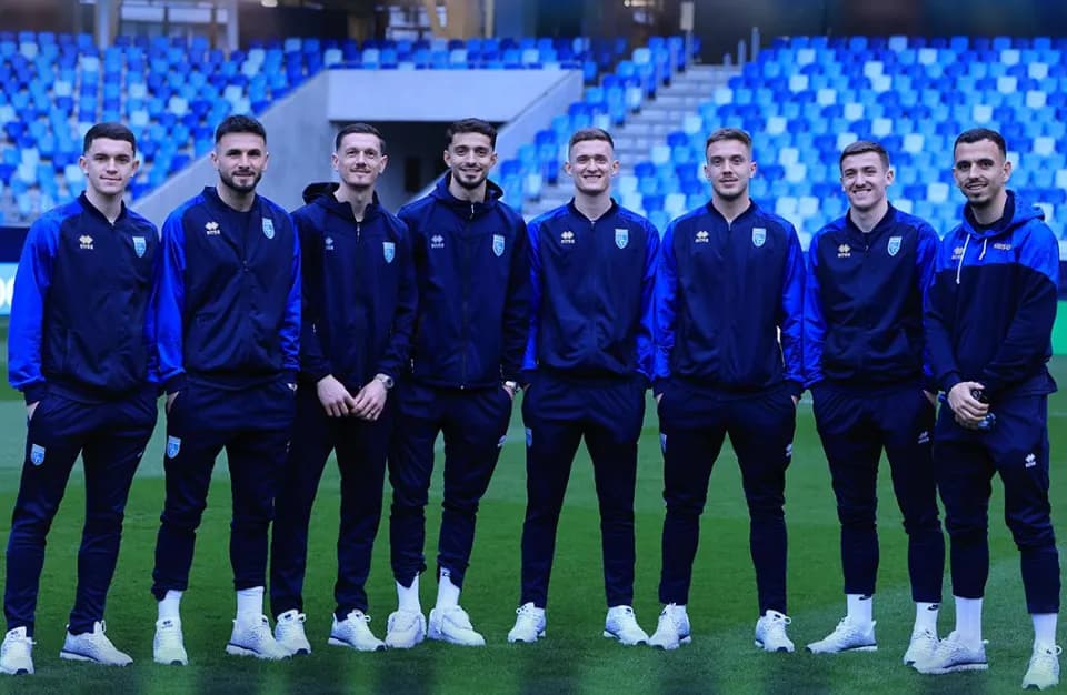 Foda largon dy lojtarë nga lista, ndeshjen e shikojnë nga tribunat