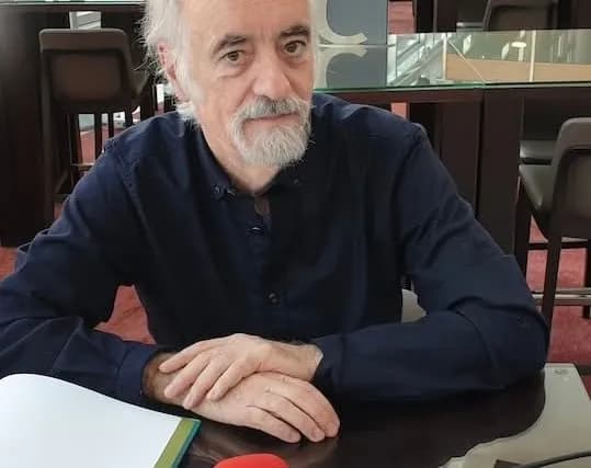 Gani Jakupi që paguhej 7500€ në muaj nga buxheti i Kosovës reagon për ekspozitën skandaloze në Prishtinë: Demokraci apo komunizëm?