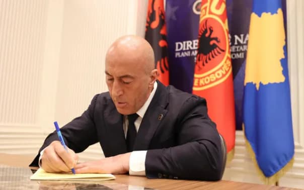 Haradinaj nënshkruan peticionin kombëtar në përkrahje të ish-krerëve të UÇK-së