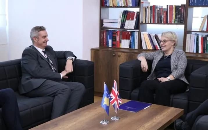 Hargreaves, Gërvallës: E rëndësishme të zgjidhen shpejt sfidat politike që të përparojë Kosova
