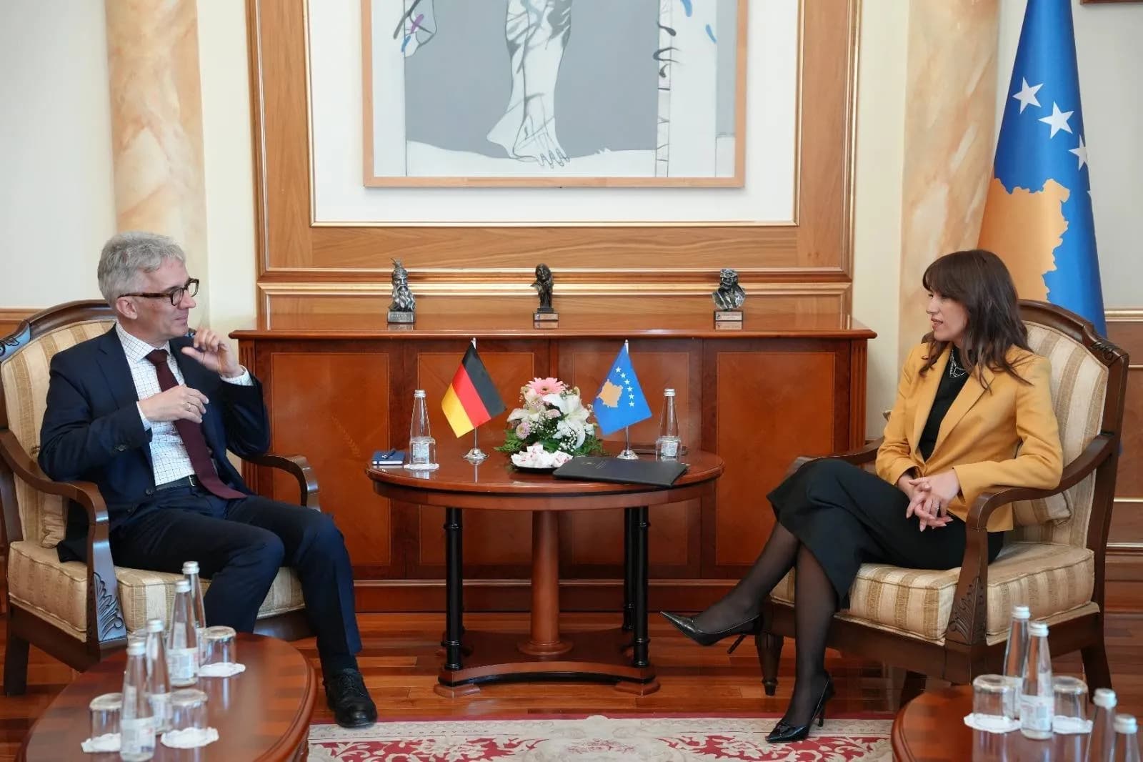 Haxhiu pret në takim ambasadorin Rudolph, flasin për marrëdhëniet Kosovë-Gjermani