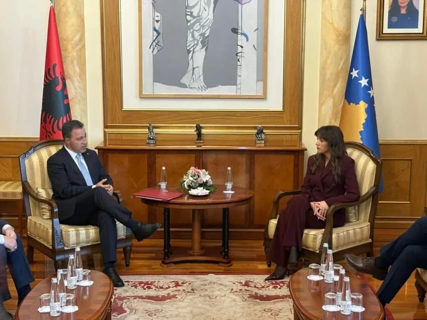 Haxhiu pret në takim homologun e saj shqiptar, Peleshin