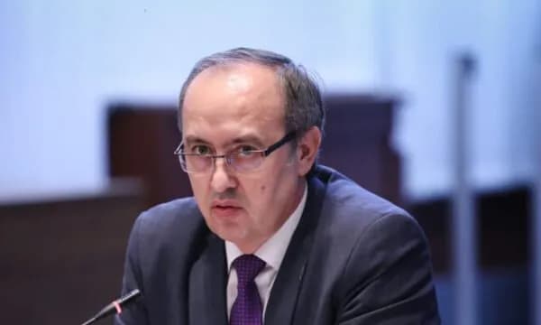 Hoti: Osmani i qëndroi besnike Kurtit gjatë gjithë mandatit, u prishën kur ai nuk e propozoi për presidente