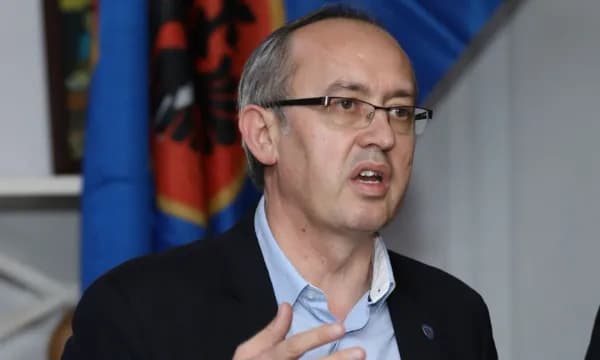 Hoti: Për vite u fol për “tradhti”, Kurti ia paska transferuar tokën Manastirit të Deçanit për hatër të Rashiqit