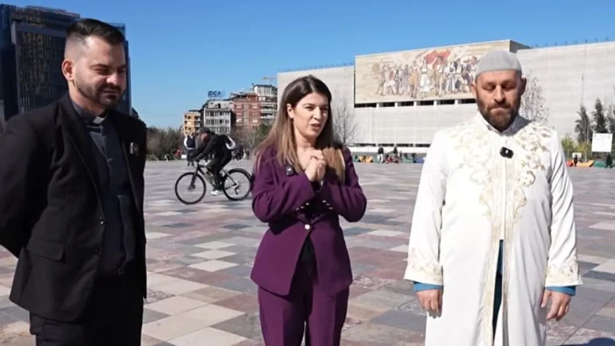 Hoxha dhe prifti: Në Shqipëri nuk kemi tolerancë, por vëllazëri fetare