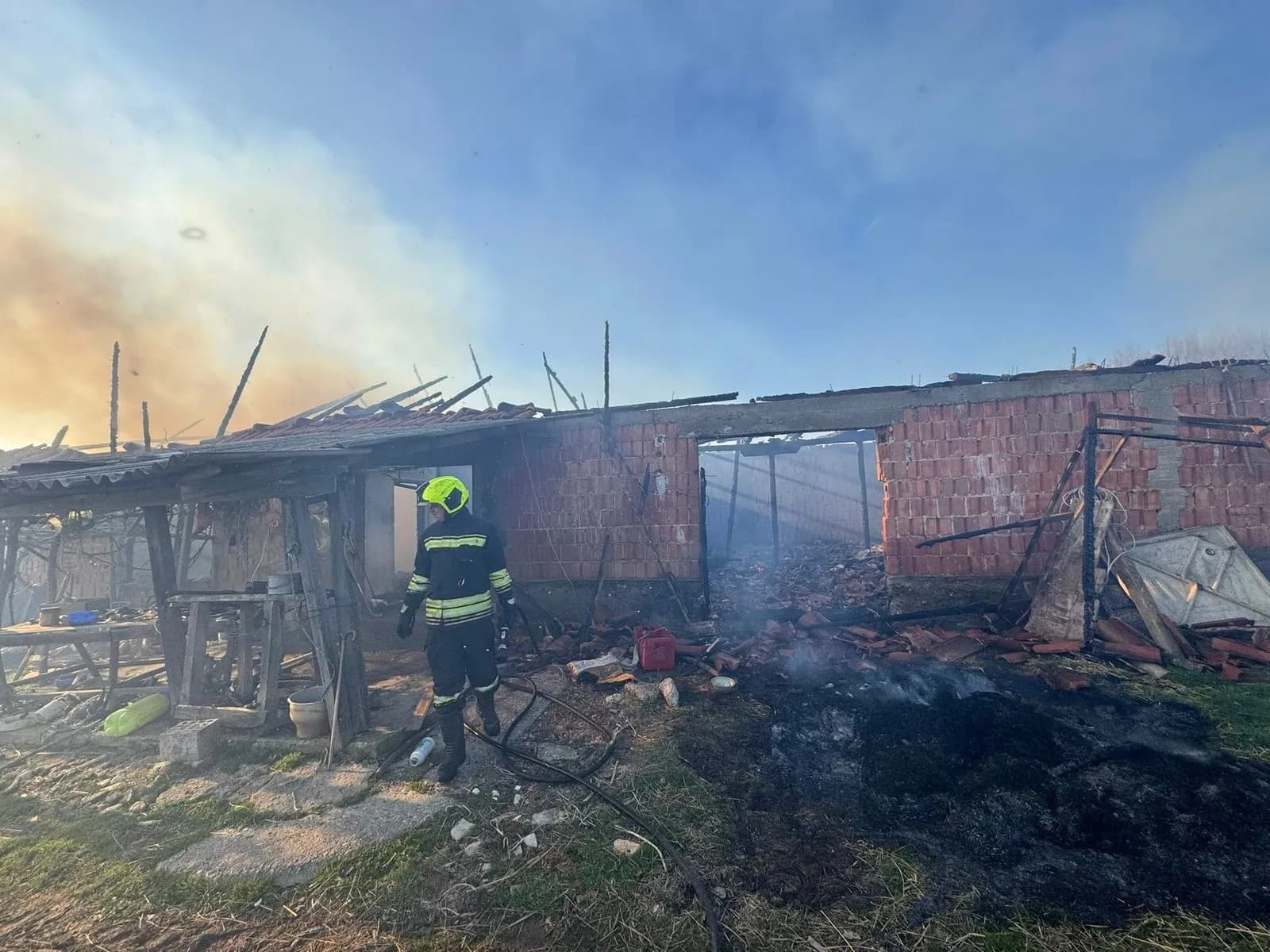 Kaplohet nga zjarri një stallë në Madanaj të Gjakovës, s’kishte bagëti brenda