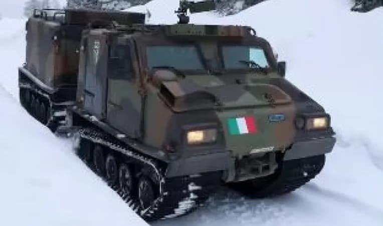KFOR-i publikon pamjet, ushtarët italianë patrullojnë përgjatë vijës kufitare