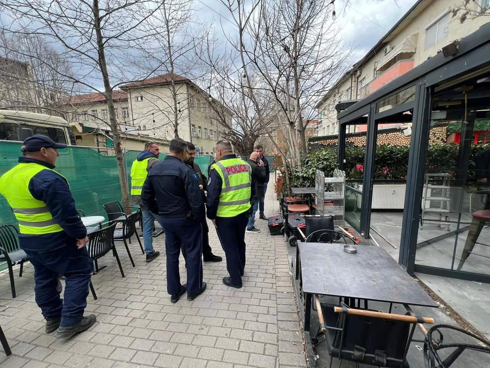 Komuna e Prishtinës aksion për lirimin e hapësirës publike, heq terrasat e kafiterive në qendër