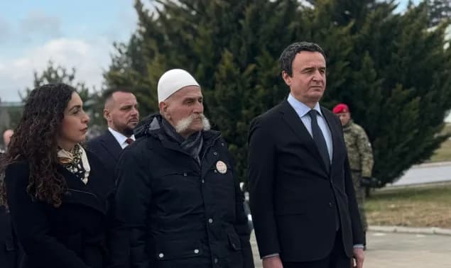Krerët e shtetit bashkë me Rifat Jasharin bëjnë homazhe te obelisku i UÇK-së në Kazermën “Adem Jashari”