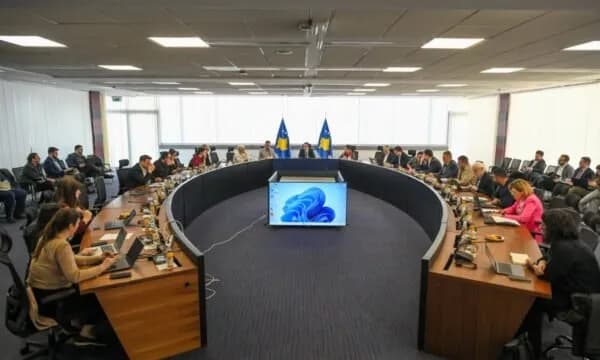 Kurti: Dita e dytë e takimit tërëditor të kabinetit qeveritar, projekte të mëdha e punë të mira na presin