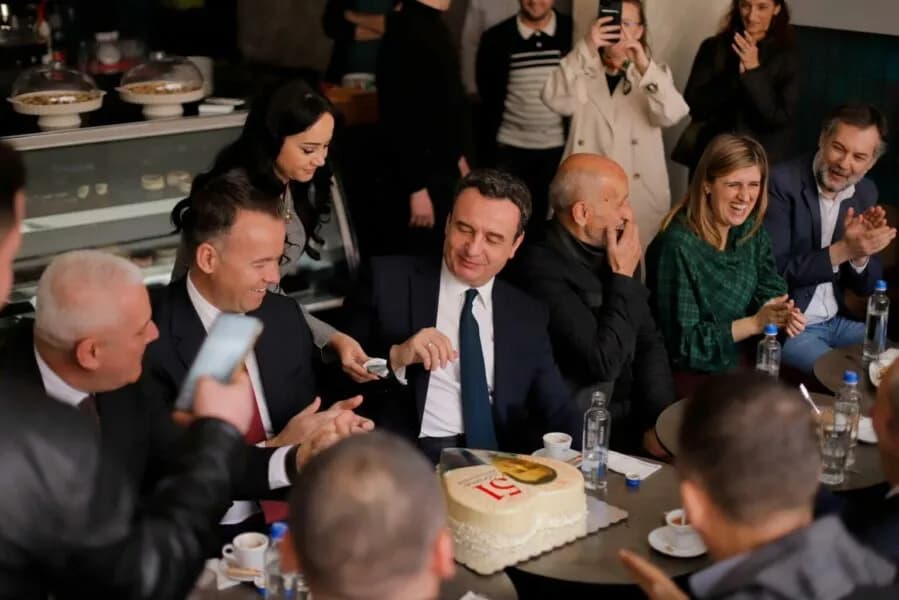 Kurti e pret tortën e ditëlindjes me fotografinën e tij në Mitrovicë, feston 51 vjetorin