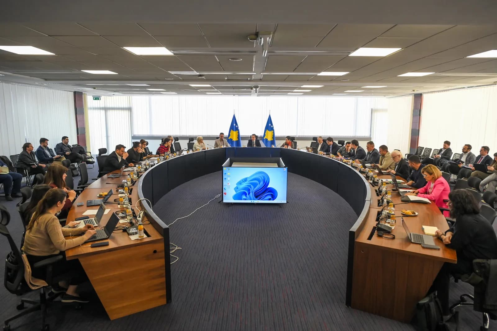 Kurti mbledh dy ditë rresht kabinetin qeveritar: Zotimet e fushatës para qytetarëve do t’i bëjmë program qeverisës