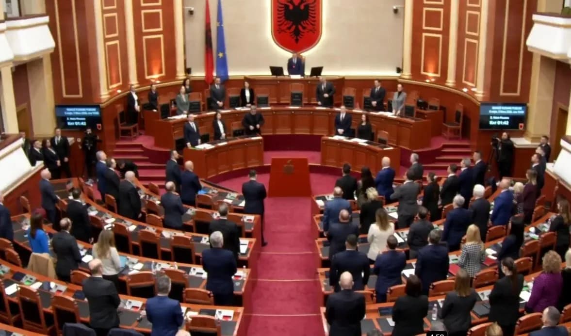 Kuvendi i Shqipërisë nis me një minutë heshtje për Adem Jasharin