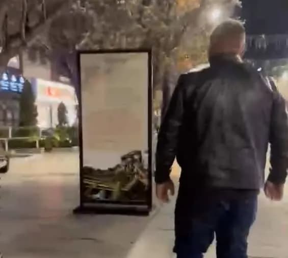 Ky është i riu nga Drenica që rrëzoi përtoke tabllot e ekspozitës së Shkelzen Gashit në Prishtinë