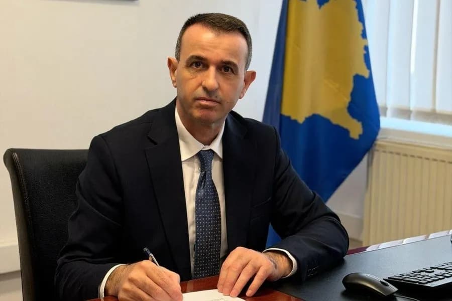 Ministri Gashani mohon se e ka hequr fotografinë e presidentes Osmani nga zyra: Përpjekje për baltosjen e personalitetit tim