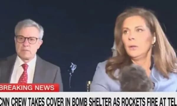 Momenti kur dëgjohen sirenat në mes të një programi të CNN në Tel Aviv: Prezantuesi ikën me vrap