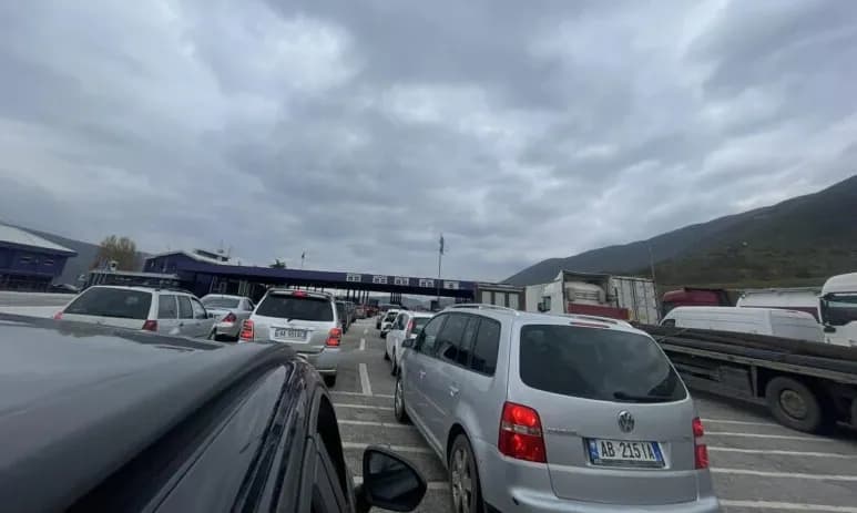 Ndeshja ndaj Turqisë, shqiptarët nisen drejt Kosovës – Krijohen kolona të gjatë në Morinë