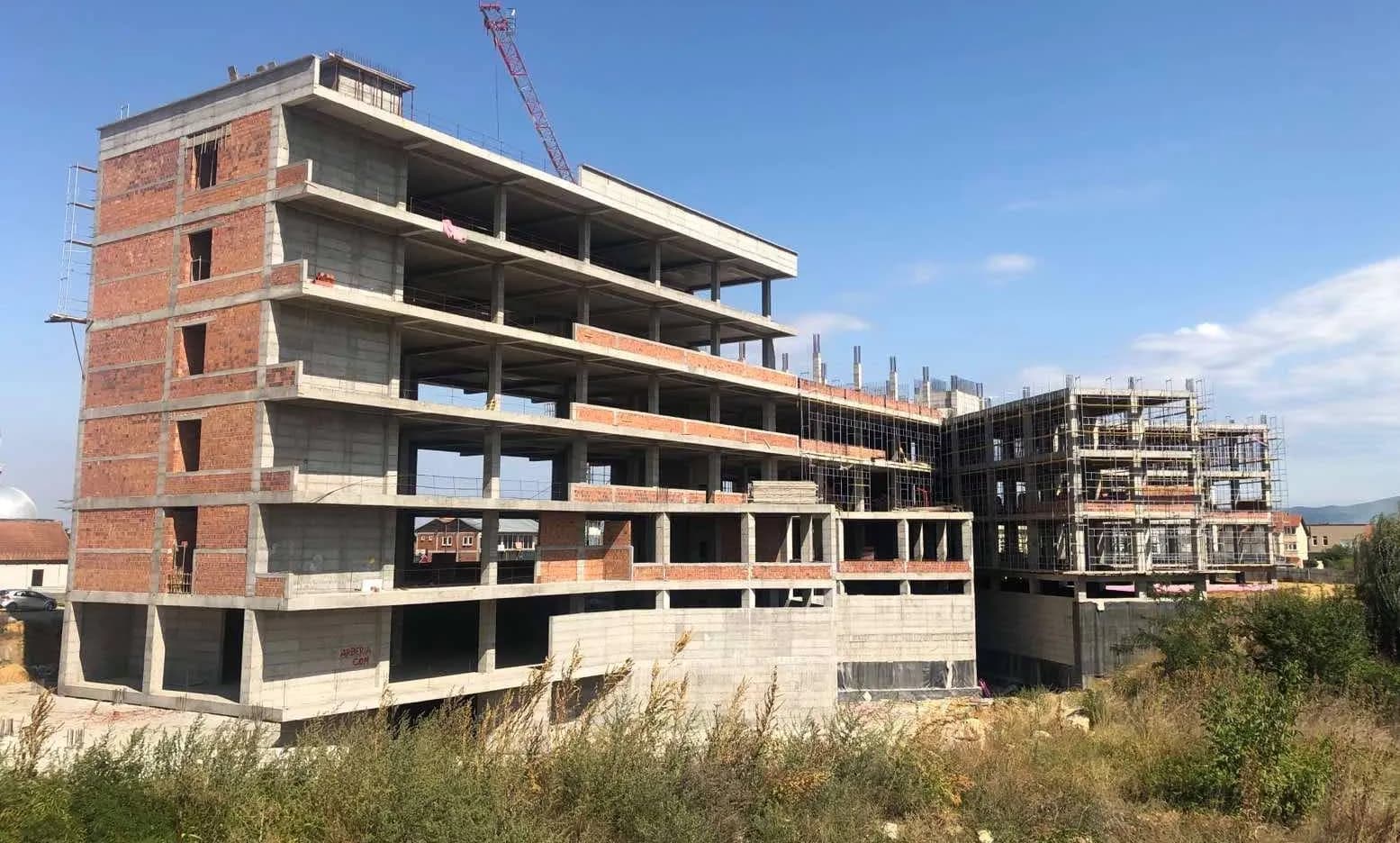 Nënshkruhet kontrata për finalizimin e Spitalit të Ferizajt