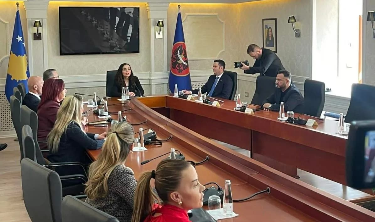Nis takimi i presidentes me krerët e partive politike, s’merr pjesë VV-ja