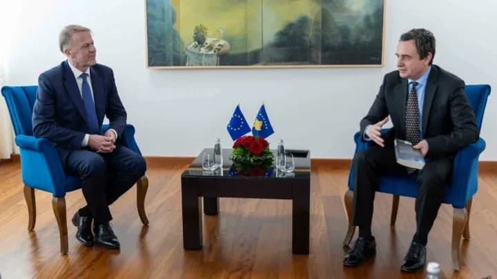 Orav përshëndetet me Kurtin: Institucionet të fokusohen në integrimin evropian