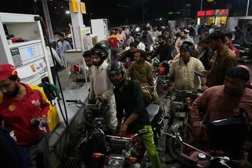 Pakistani mbyll të gjitha shkollat për të kursyer karburant