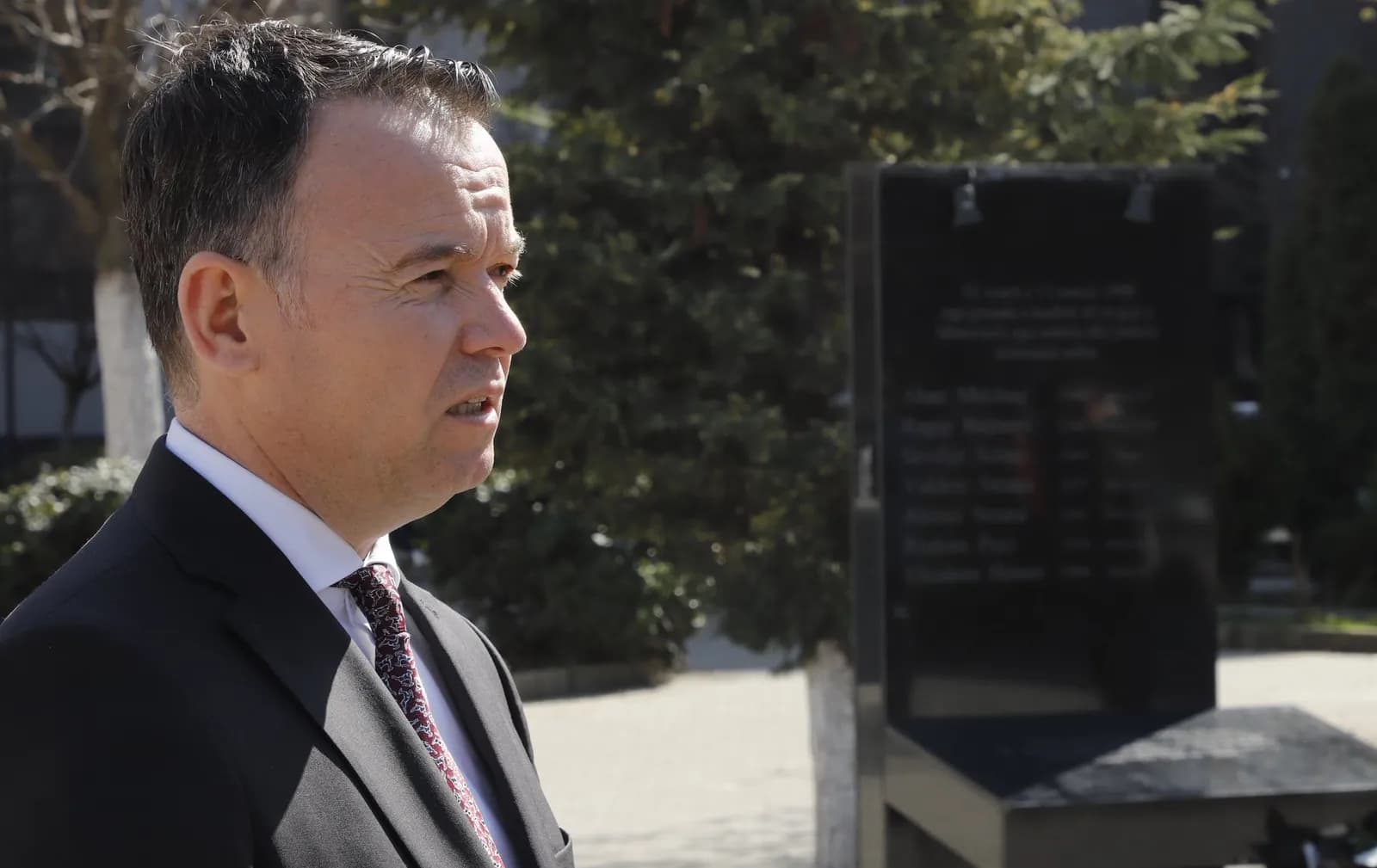 Peci nderon viktimat në Tregun e Mitrovicës: Akt kriminal e terrorist, i porositur nga regjimi i Millosheviqit