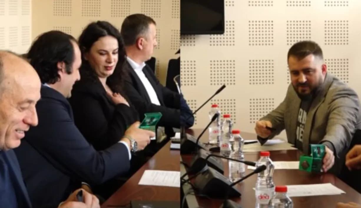 “Për Kosovën sonte…”, Ukë Rugova u shpërndan çokollata deputetëve në komisionin parlamentar