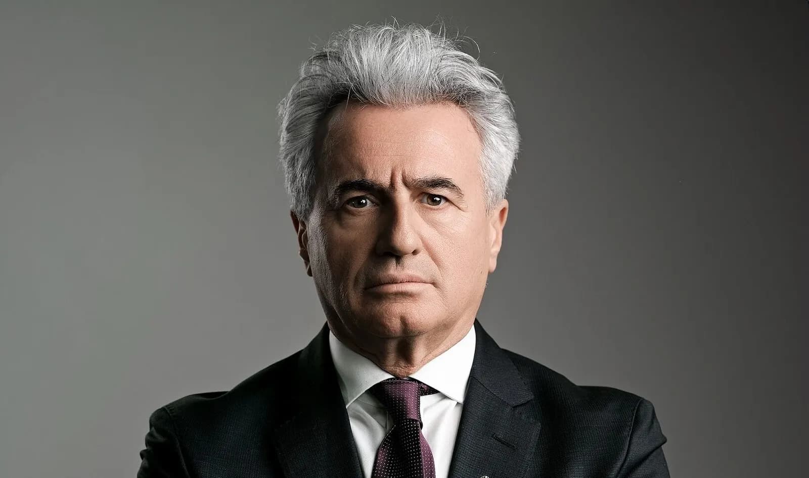 Për të shmangur zgjedhjet, avokati Koci kërkon nënshkrimet për kandidat të dytë për President