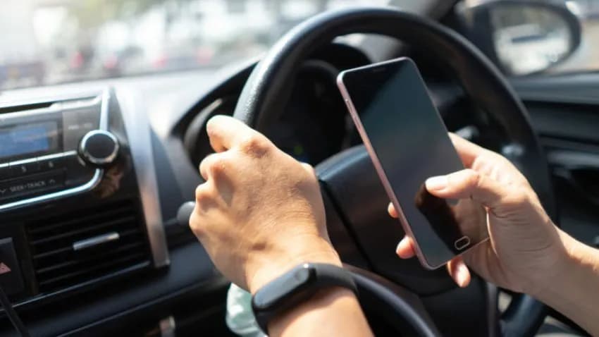 Përdorën telefonin gjatë vozitjes, 330 shoferë gjobiten në Ferizaj gjatë shkurtit