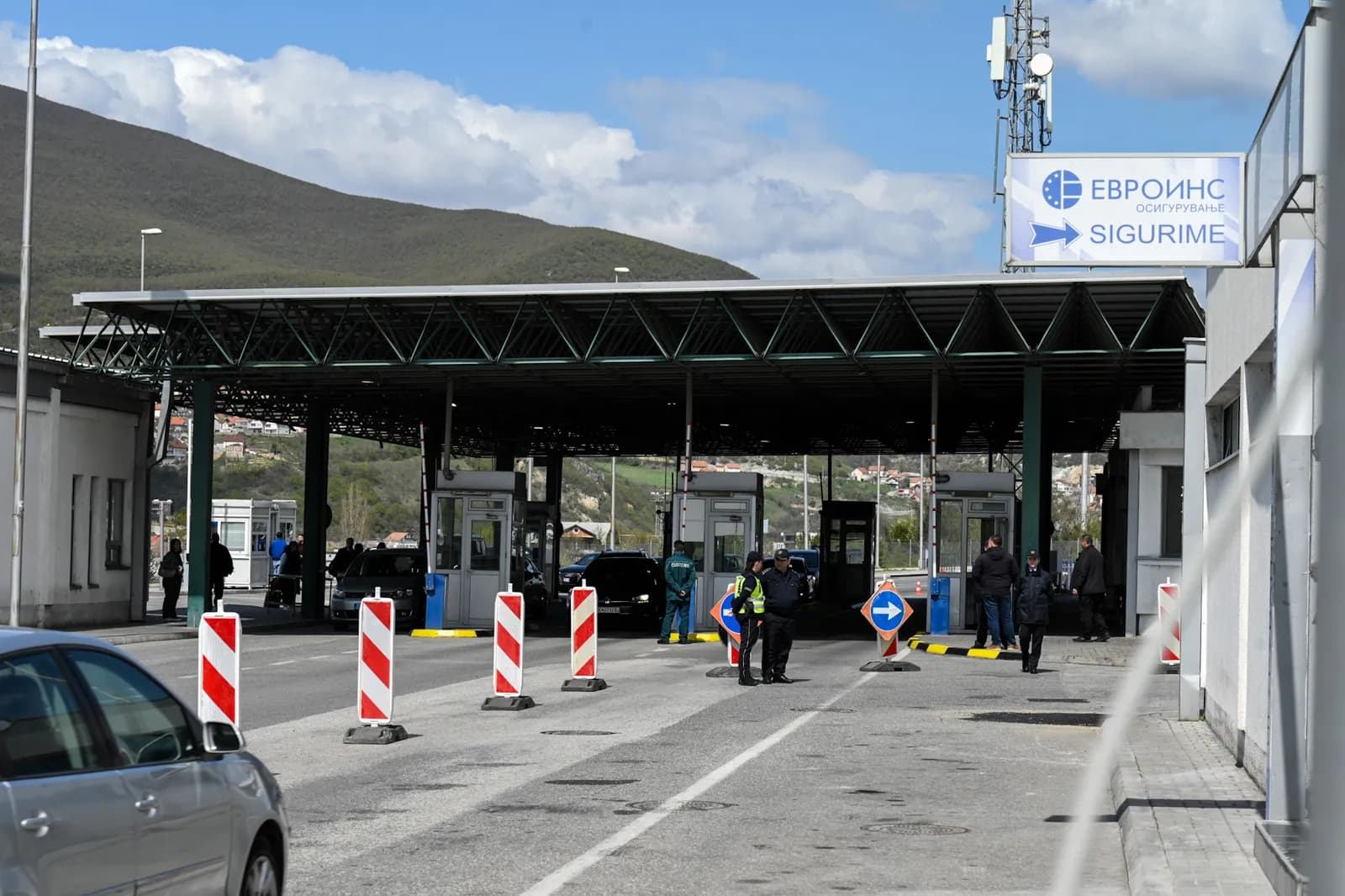 Policia ndalon tre persona, dyshohet se kaluan ilegalisht kufirin