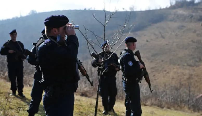 Policia ndalon tri vetura me targa të Serbisë në Leposaviq, u kapen duke hyrë ilegalisht në Kosovë