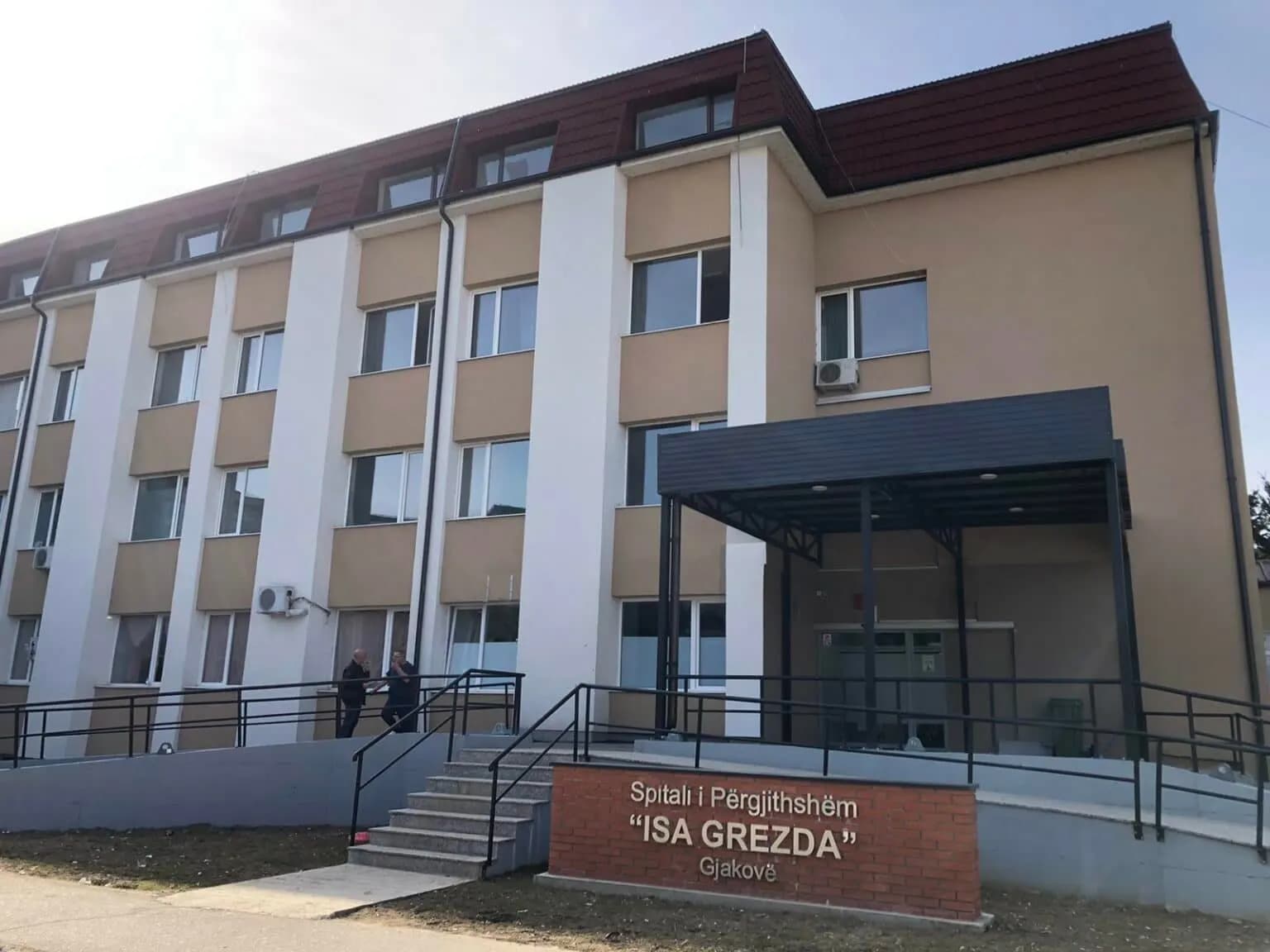 Punëtorët teknikë të spitalit “Isa Grezda” në Gjakovë nisin grevë për shkak të vonesës së pagave