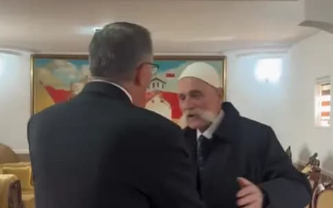 Rifat Jashari e hap derën e kullës në Prekaz për PDK-në, e pret Bedri Hamzën