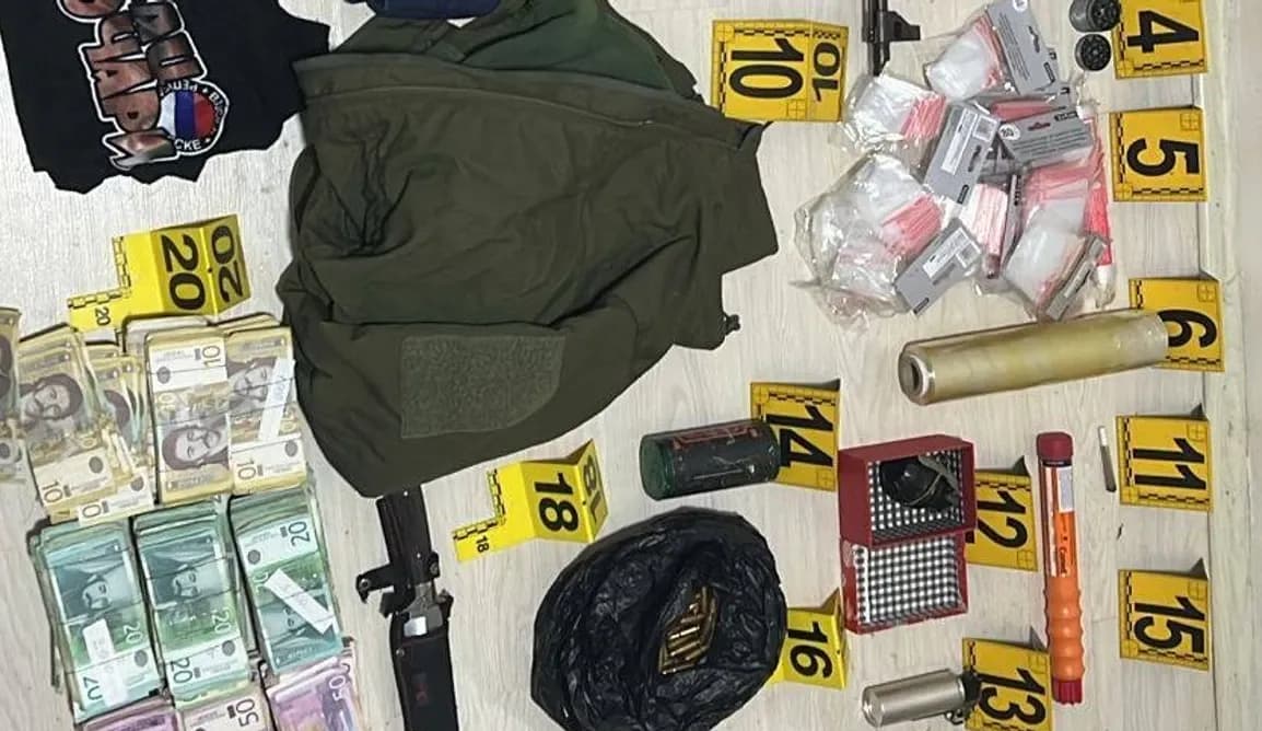 Rrihet e theret një person në veri të Mitrovicës, prangoset i dyshuari – i gjendet arsenal armësh