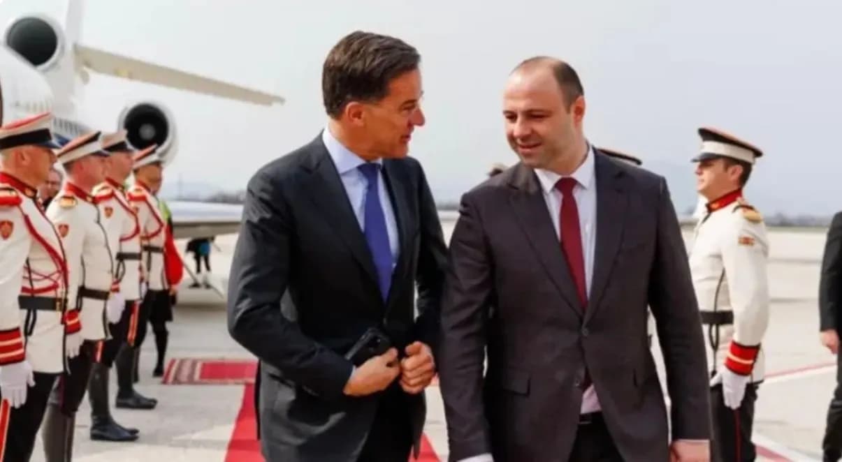 Shefi i NATO-s mbërrin në Shkup, do të takohet me krerët shtetëror