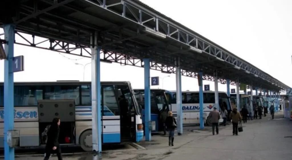 Shtrenjtohen biletat e autobusit në linjën Mitrovicë–Prishtinë