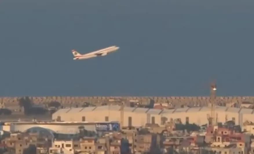 Skenë e pabesueshme nga Bejruti: Një aeroplan pasagjerësh u ngrit nga aeroporti në mes të bombardimeve izraelite
