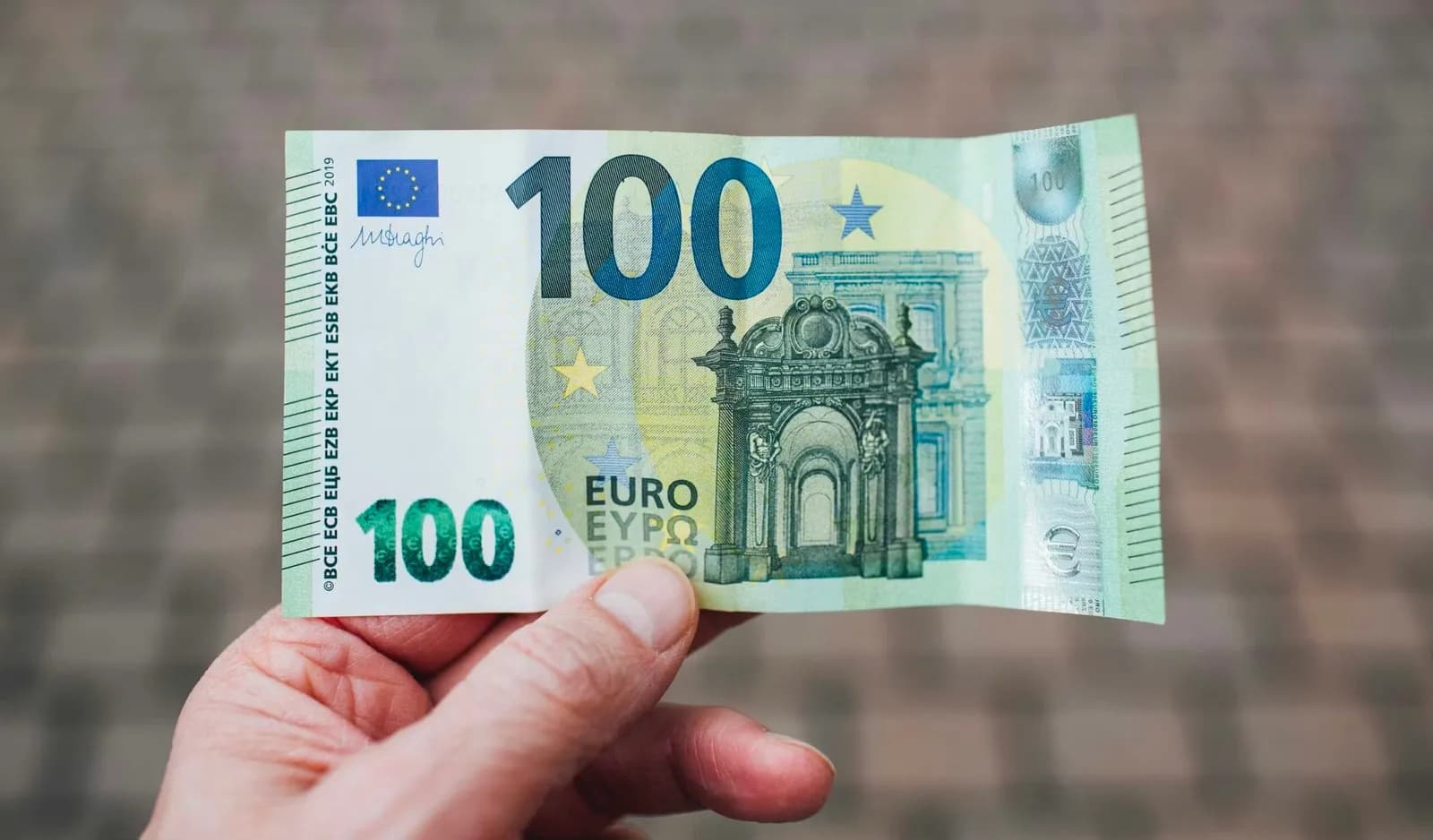 Stacioni i Autobusëve në Prishtinë ndan nga 100 euro për punonjësit për Bajram