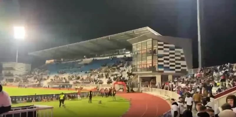 Tensione në stadium para fillimit të ndeshjes, policia arreston disa tifoz tek pjesa e turqve