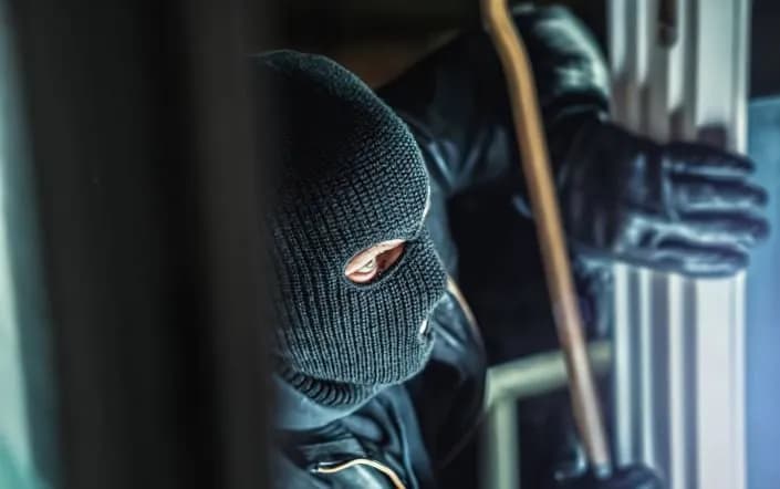 Vjedhje në Prizren: Hajnat marrin stoli ari dhe para nga dy shtëpi