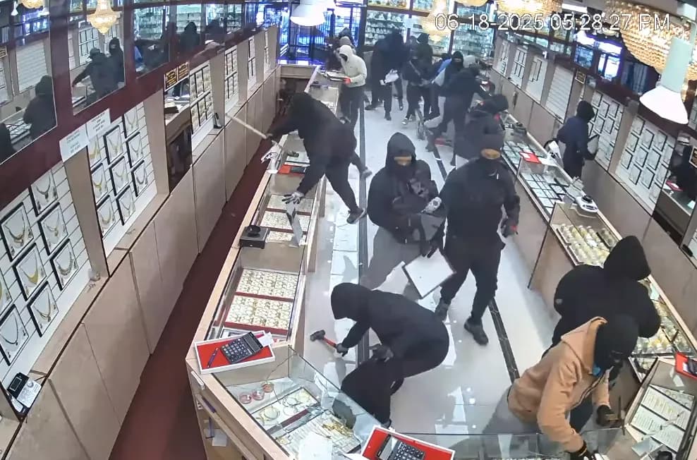 Vjedhje spektakolare: 20 hajna bastisin dyqanin e bizhuterive dhe marrin mbi 1.4 milionë dollarë brenda një minute