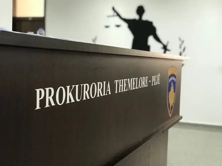 Aktakuzë ndaj personit që sulmoi me sëpatë babain në Isniq të Deçanit