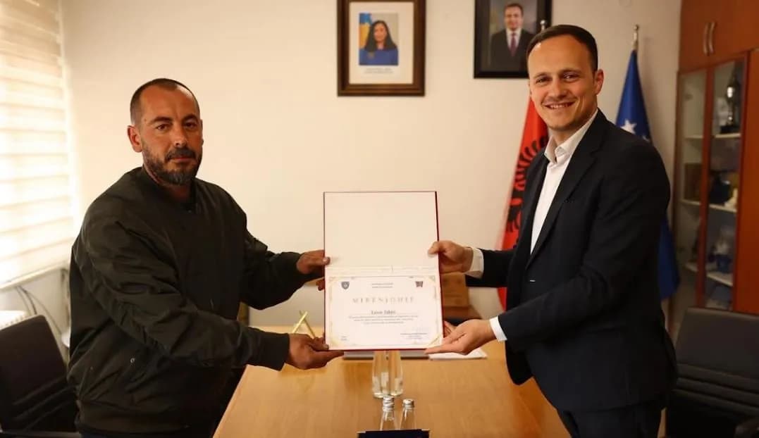 Alban Hyseni ndan mirënjohje për qytetarin, që shpëtoi gruan që ra me makinë në liqenin e Livoçit
