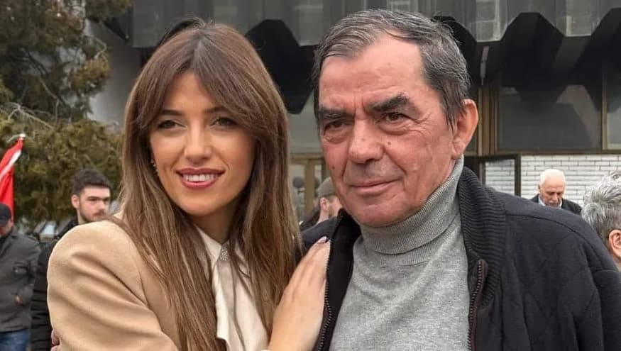 Albulena Haxhiu njofton për kohën e varrimit të babait të saj, falënderon për ngushëllimet