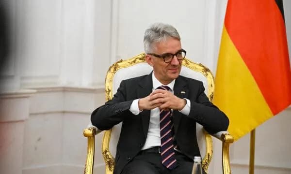 Ambasada gjermane: Po e përcjellim Kuvendin, presim që palët të veprojnë në përputhje me Kushtetutën