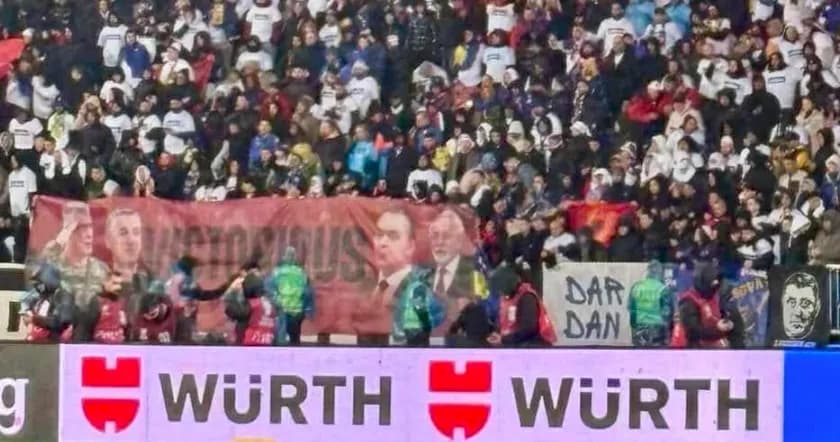 “Dardanët” rikthyen Thaçin, Veselin, Krasniqin e Selimin në stadium me një koreografi