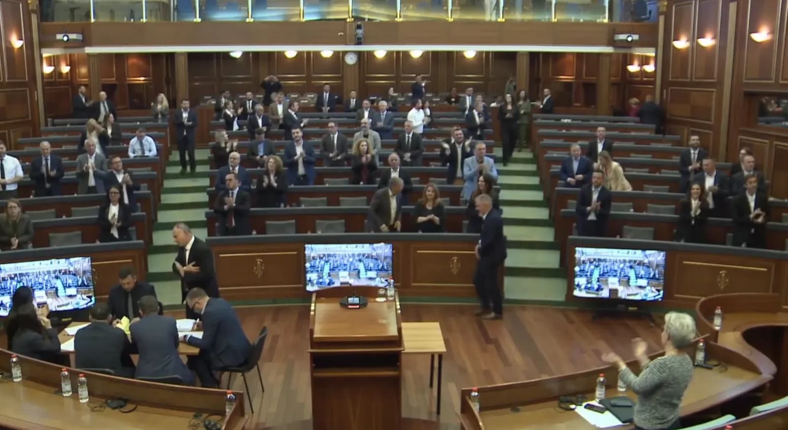 Deputetët e kuptojnë lajmin për burgim të përjetshëm për dy të akuzuarit në Banjskë, ngrihen në këmbë e duartrokasin – dikush edhe fishkëllon