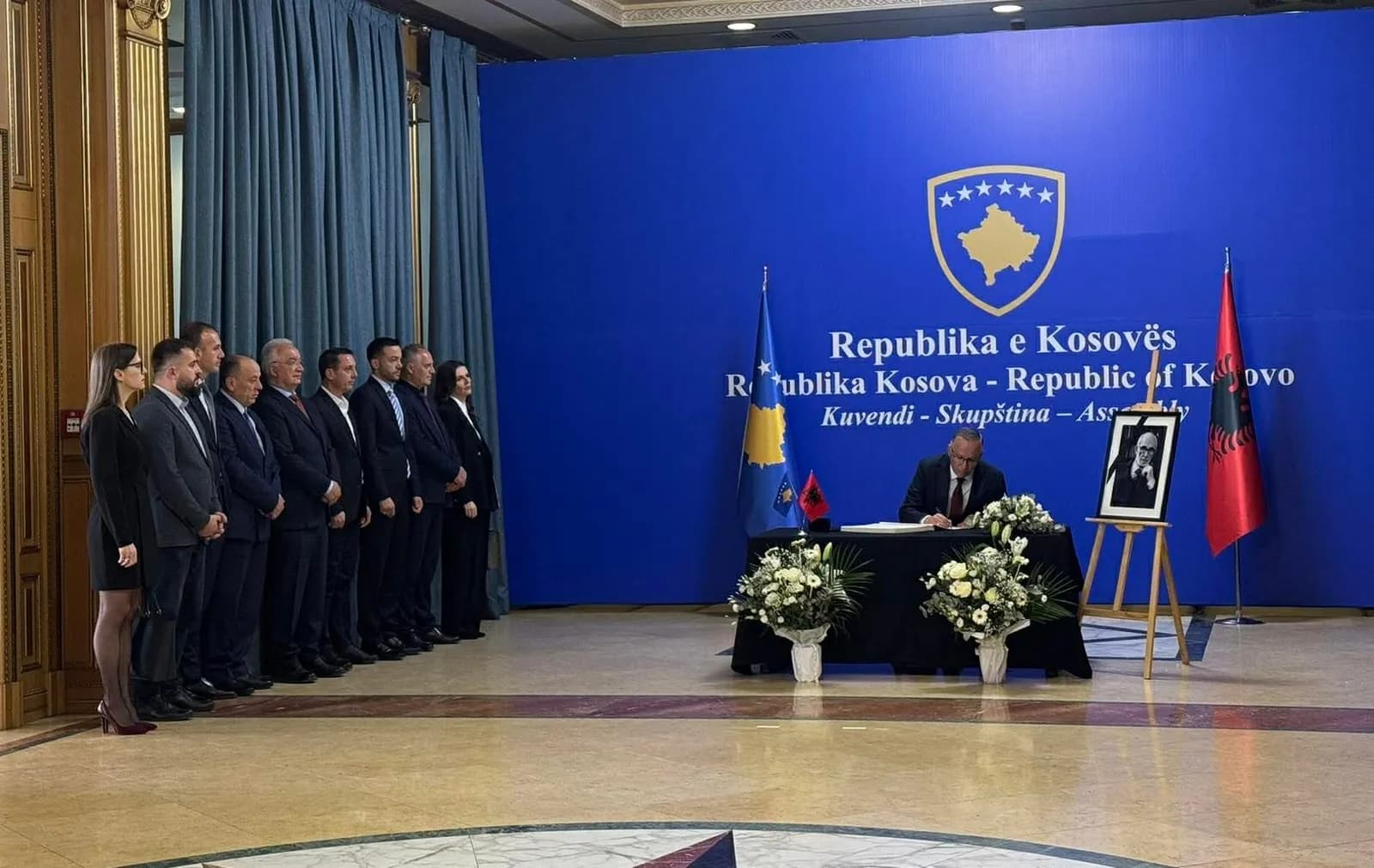 Deputetët e PDK-së bëjnë homazhe në nderim të akademik Rexhep Qosja